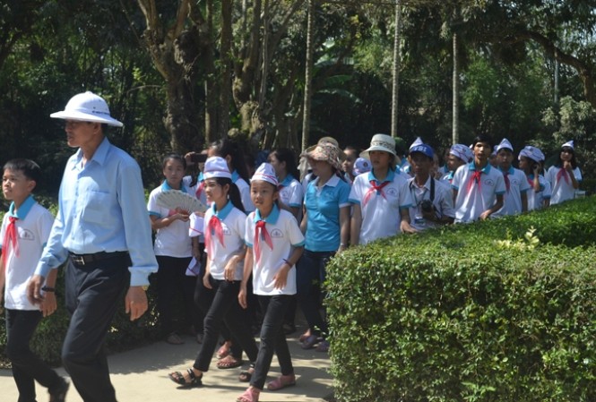 Hàng vạn du khách đội nắng về thăm quê Bác Du khách thăm khu di tích Kim Liên