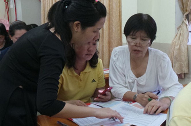 Tuyển sinh vào lớp 10: Căng thẳng ở các trường tốp trên Giáo viên Trường THCS Lý Phong (Q.5) hướng dẫn phụ huynh lựa chọn nguyện vọng lớp 10 cho HS - Ảnh: Minh Luân (Thanh Niên).