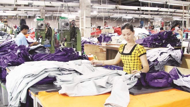 Thủ tướng yêu cầu hỗ trợ doanh nghiệp phục hồi sản xuất kinh doanh Công nhân một công ty có vốn đầu tư của Đài Loan bắt tay vào sản xuất sau những ngày tạm nghỉ vì gây rối. Ảnh: S.N