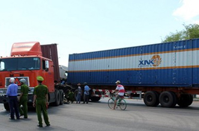 Container húc nhau, tài xế kẹt cứng trong cabin Hiện trường vụ tai nạn (Ảnh: Người lao động)