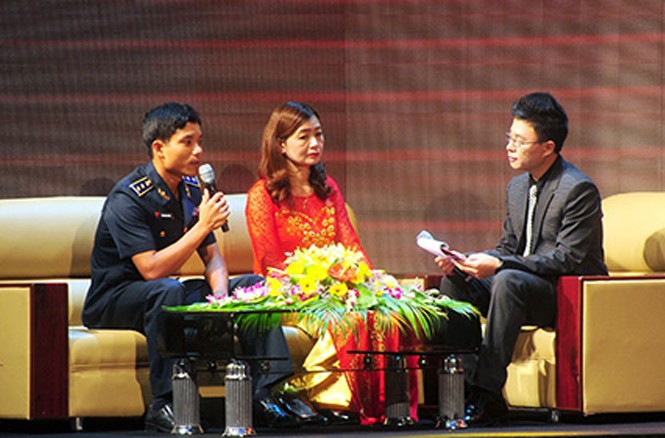 Vinh quang Việt Nam tôn vinh cảnh sát biển và ngư dân Thượng úy Trần Quang Vững giao lưu tại chương trình Vinh quang Việt Nam Ảnh: Giang Huy.
