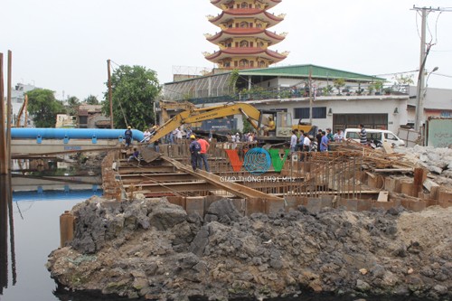 Người đàn ông chết lõa thể dưới hố công trình thi công Công trình nơi phát hiện xác người đàn ông.