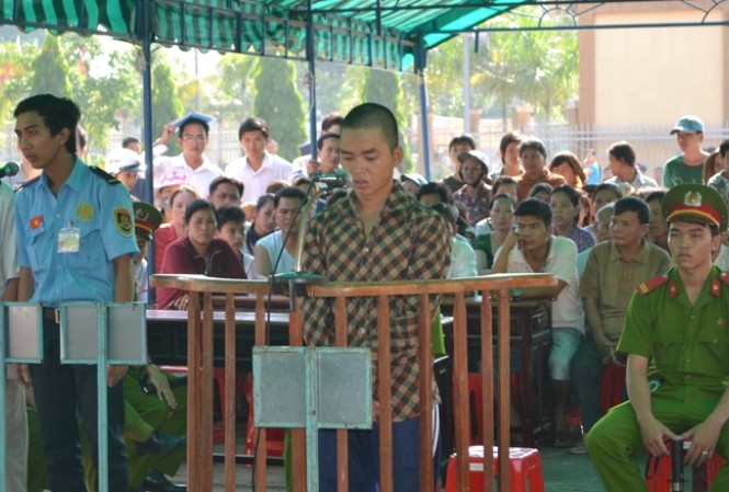 12 tháng tù cho kẻ “hôi của” trong vụ gây rối ở Bình Dương Bị cáo Châu Minh Tường trong phiên xét xử sáng nay, 25/5. Ảnh: Lê Nguyễn