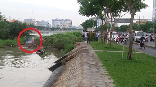 Thi thể người phụ nữ bị cắt cổ nằm gần kênh Tàu Hũ Hiện trường vụ việc.