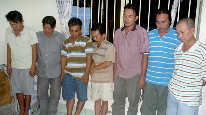 Tóm gọn 7 đối tượng đá gà ăn tiền Lê Văn Hồng (đứng thứ 3 từ phải sang trái).