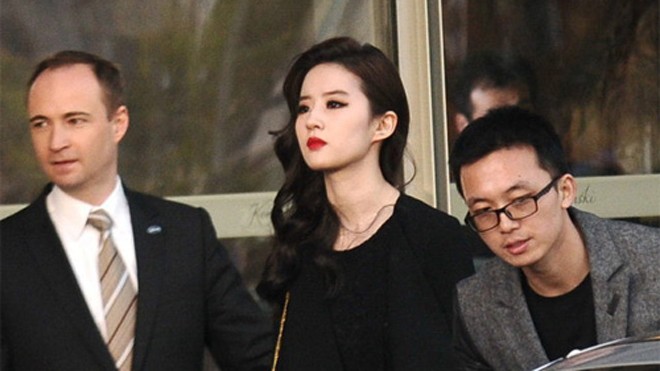 Lưu Diệc Phi hóa thân nữ tiếp viên hàng không xinh đẹp Lưu Diệc Phi hóa thân nữ tiếp viên hàng không xinh đẹp
