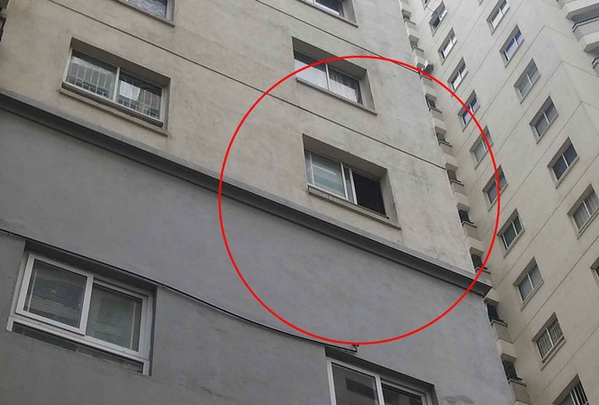 Bé gái 7 tuổi rơi từ tầng 4 chung cư xuống đất Căn phòng nơi cháu L. rơi xuống.