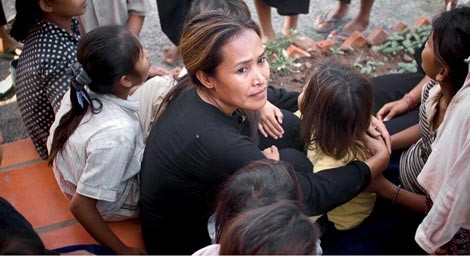 Somaly Mam - Người đàn bà lừa cả thế giới Somaly Mam và những thiếu nữ được cho là đã được giải thoát khỏi nhà chứa.