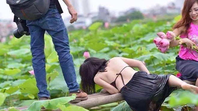 Ai cấm phụ nữ xấu chụp ảnh với sen? Mong muốn có bức hình lưu niệm, ghi lại khoảnh khắc của mình giữa thiên nhiên là nhu cầu chính đáng của bất cứ ai.
