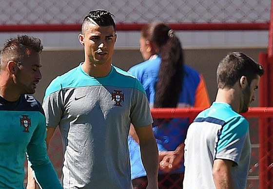 Ronaldo đổi kiểu tóc cầu may trước trận gặp Ghana Ronaldo xuất hiện ở sân tập với kiểu tóc mới - Ảnh: AFP