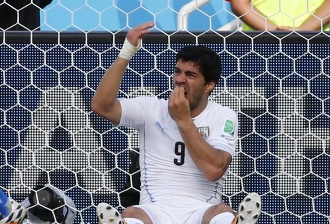 Lộ bằng chứng Luis Suarez muốn cắn Chiellini từ năm 2013? Suarez có thể sẽ phải hứng chịu rất nhiều rủi ro sau pha cắn nguội Chiellini.