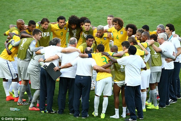 Hút chết trước Chile, HLV Scolari luôn miệng trách cứ Neymar Scolari không hài lòng với màn diễn của các học trò