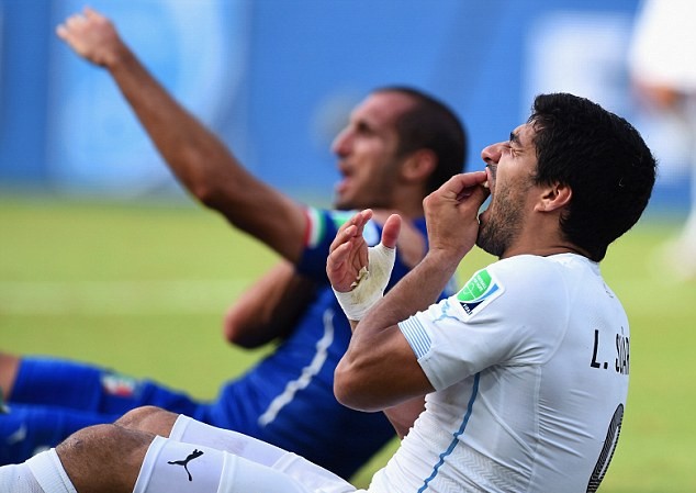 Suarez trần tình như thế nào về vụ cắn Chillieni? Suarez khẳng định không cắn Chillieni