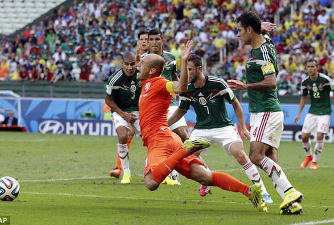 HLV Mexico nổi điên, Arjen Robben thừa nhận ăn vạ HLV Mexico nổi điên, Arjen Robben thừa nhận ăn vạ