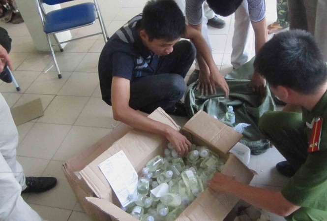 Thu giữ 7.000 ống, lọ dung dịch dược phẩm không rõ nguồn gốc Lô hàng được kiểm tra xác minh tại Phòng cảnh sát Môi trường.