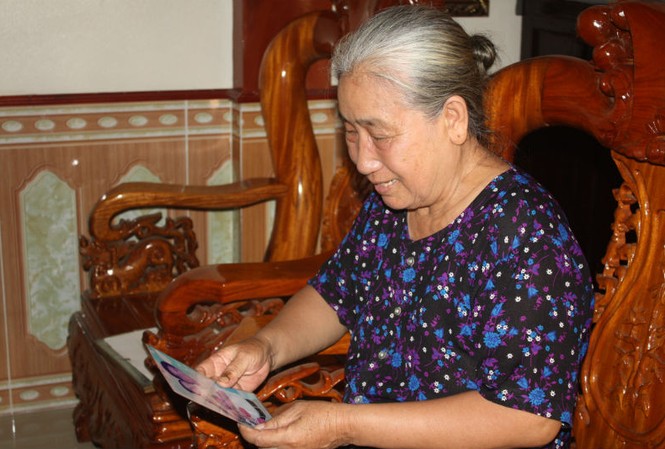 Người mẹ có 3 con làm cảnh sát biển Bà Chung lưu giữ cẩn thận những bức ảnh của con cháu, thỉnh thoảng lại mang ra ‘khoe’ với sự tự hào.
