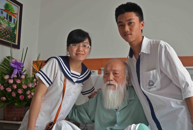 Thủ khoa, á khoa học cùng một lớp Thủ khoa Nguyễn Thu Thủy và á khoa Vương Đình Hiếu đến thăm sức khỏe thầy Văn Như Cương.