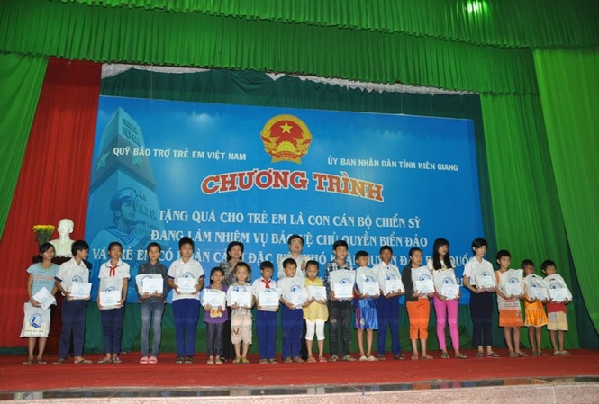 Tặng quà cho con em cán bộ, chiến sỹ bảo vệ chủ quyền biển đảo Tặng quà cho con em cán bộ, chiến sỹ bảo vệ chủ quyền biển đảo