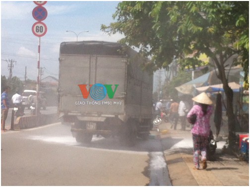 Đang chạy trên quốc lộ, xe tải bất ngờ bốc cháy nghi ngút Hiện trường vụ cháy xe tải