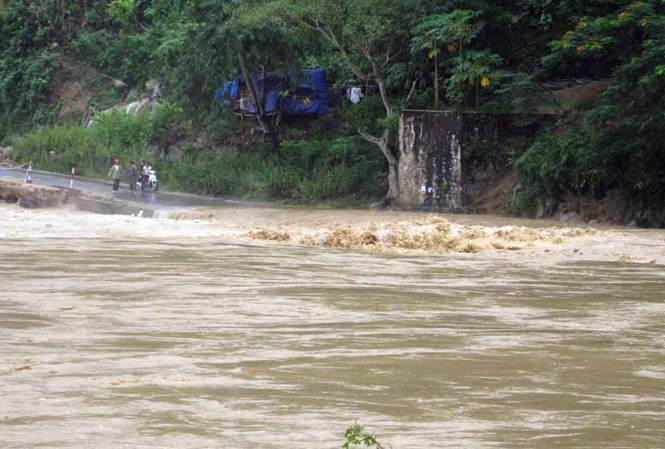 Thanh Hóa: Mưa lũ chia cắt Quan Sơn với miền xuôi Thông tin từ UBND huyện Quan Sơn cho biết, một số nơi trên địa bàn huyện này đã xuất hiện lũ quét, lũ ống cục bộ, gây thiệt hại lúa, hoa màu của bà con nông dân.