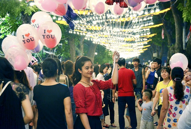 Giới trẻ tíu tít chụp hình tự sướng trong đêm Trung thu Giới trẻ tíu tít chụp hình tự sướng trong đêm Trung thu