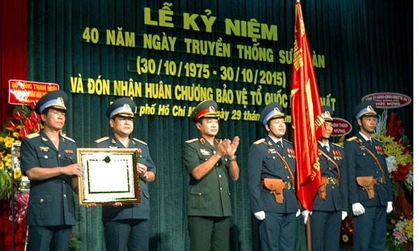 Sư đoàn Không quân 370 nhận Huân chương Lễ nhận Huân chương bảo vệ tổ quốc hạng nhất của sư đoàn. Ảnh: N.A.