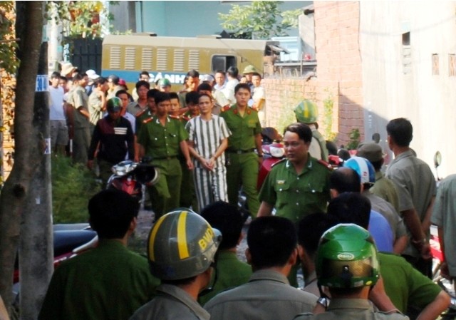 Thực nghiệm hiện trường vụ cha đạp chết con vùi xác bên hông nhà Tâm được đưa đến hiện trường để tiến hành thực nghiệm điều tra.