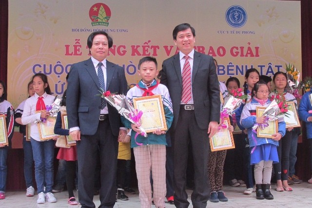 Trao giải cuộc thi Phòng chống bệnh tật học đường Giải Nhất cuộc thi được trao cho em Nguyễn Tiến Anh học sinh lớp 4A4 Trường Tiểu học thị trấn Vũ Thư, tỉnh Thái Bình.