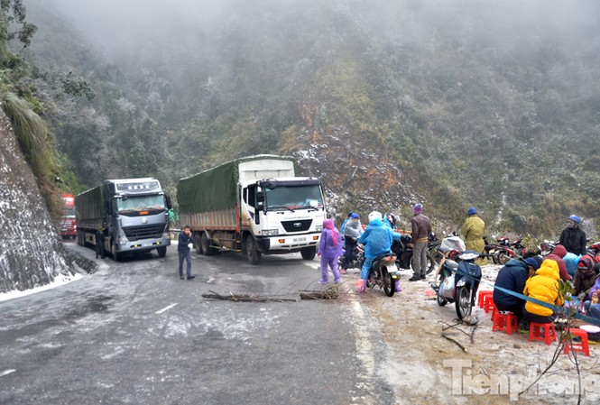 Sapa: Đường đóng băng, giao thông tê liệt Tuyến đường từ Sapa lên Lai Châu, đoạn qua khu vực Thác Bạc bị đóng băng từ khoảng 2h sáng nay, 24/1, khiến các các phương tiện không thể lưu thông, xếp hàng dài trên đèo.