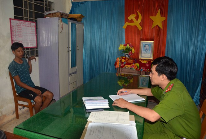 Nhận lời đi đánh nhau, nam sinh đâm chết bạn cùng trường Nguyễn Minh Phương bị bắt giữ sau khi gây án.