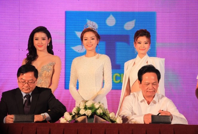Công bố và ký kết với các nhà tài trợ Hoa hậu Việt Nam 2016 Ông Lê Xuân Sơn (bìa trái), Tổng biên tập báo Tiền Phong, Trưởng Ban tổ chức cuộc thi ký kết cùng ông Đào Hồng Tuyển – Chủ tịch Tập đoàn Tuần Châu, đơn vị phối hợp tổ chức vòng chung kết miền Bắc.
