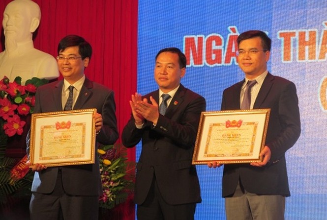 Tăng cường giao lưu giữa hai tổ chức Đoàn Đ/c Hồ Xuân Trường, Ủy viên BTV TƯ Đoàn, Bí thư Đoàn khối doanh nghiệp TƯ trao bằng khen của TƯ Đoàn TNCS HCM cho Đoàn thanh niên Tổng Cty đầu tư và kinh doanh vốn nhà nước và cty cổ phần nhựa thiếu niên tiền phong.