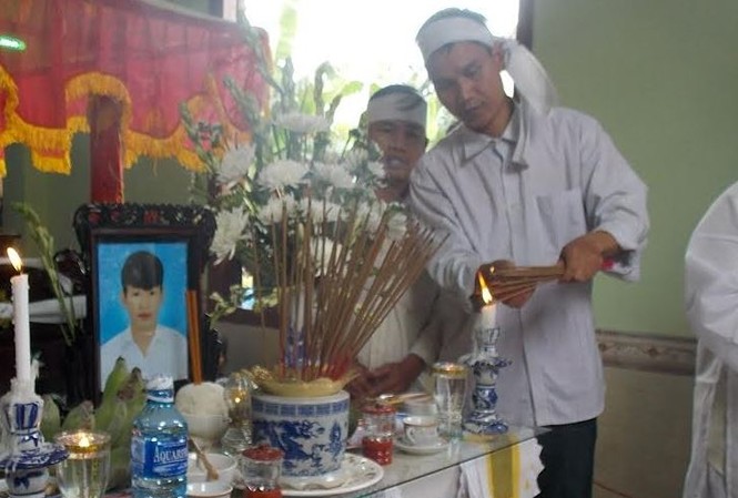 Truy tặng Huy hiệu Tuổi trẻ dũng cảm cho học sinh cứu bạn đuối nước Gia đình đang lo hậu sự cho em Khánh. Ảnh: Báo Công Lý