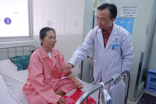 Tương lai Việt Nam có thể mổ nội soi toàn bộ bệnh lý tim mạch Bác sĩ Thái An khám cho bệnh nhân sau ca phẫu thuật tim bằng phương pháp phẫu thuật xâm lấn tối thiểu. Ảnh: Quốc Ngọc