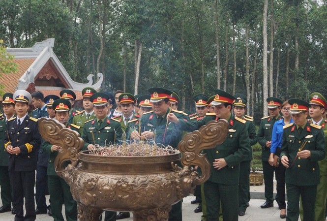 Thanh niên tiêu biểu lực lượng vũ trang trồng cây nhớ ơn Bác Hồ Lãnh đạo Ban Thanh niên Quân đội, Đoàn Thanh niên Bộ Công an và các đại biểu thanh niên tiêu biểu trong Quân đội và Công an năm 2015 dâng hương tưởng nhớ Chủ tịch Hồ Chí Minh.