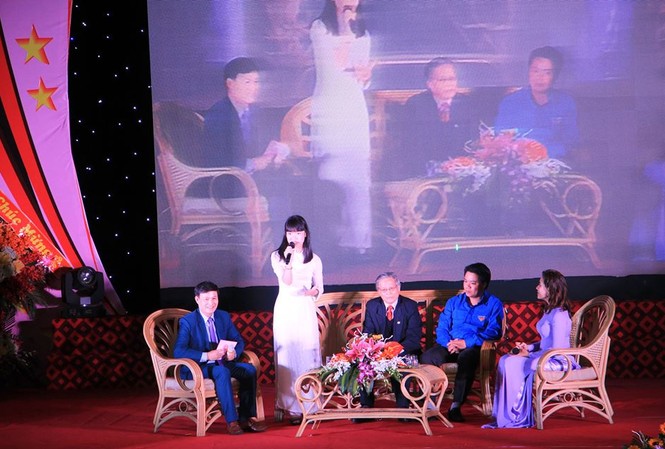 Tuyên dương 53 thanh thiếu nhi tiêu biểu Tuổi trẻ Nghệ An giao lưu với các cán bộ Đoàn qua các thời kỳ.