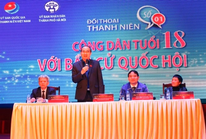 Xuân Bắc, Tự Long làm nóng “tuổi 18 với bầu cử Quốc hội” Ủy viên Bộ Chính trị, Chủ tịch Ủy ban Trung ương Mặt trận Tổ quốc Việt Nam, Phó Chủ tịch Hội đồng bầu cử Quốc gia Nguyễn Thiện Nhân đối thoại với các bạn trẻ. Ảnh Vương Đức.