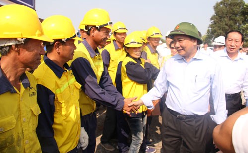 Phó Thủ tướng thị sát, yêu cầu xử nghiêm vụ sập cầu Ghềnh Phó Thủ tướng hỏi thăm công nhân đang thi công cầu Ghềnh mới