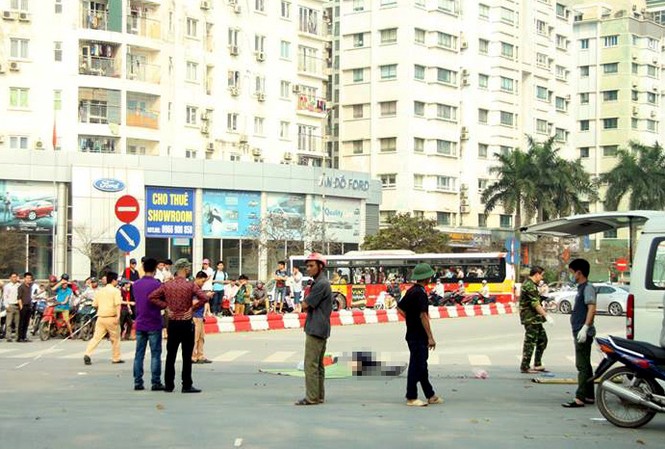 Hà Nội: Người phụ nữ đi xe đạp qua đường bị ô tô cán tử vong Hiện trường vụ tai nạn.