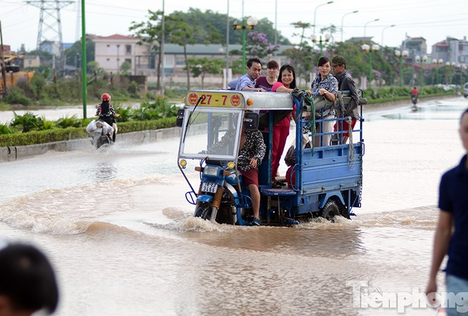 Dân chung cư Dương Nội khổ sở vì ngập lụt Sau trận mưa lớn ngày hôm qua, 25/5, nhiều khu vực ở Hà Nội chìm trong 'biển' nước.