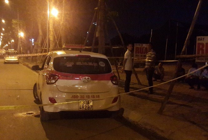 Cướp cứa cổ lái xe taxi trên đường Võ Chí Công Chiếc taxi tại hiện trường.