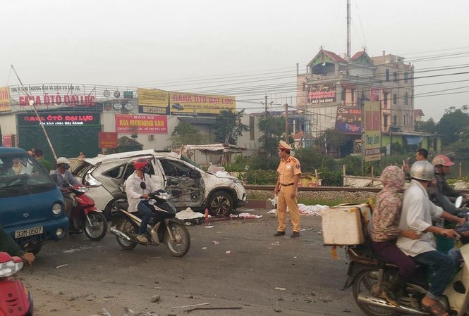 Tàu hỏa vò nát ô tô ở Thường Tín, 4 người chết tại chỗ Hiện trường vụ tai nạn.