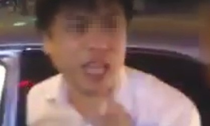 Hàng chục người dân truy đuổi xe Camry gây tai nạn bỏ trốn Người đàn ông điều khiển chiếc xe ô tô gây tai nạn. Ảnh cắt từ video.