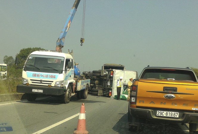 Lật xe tải, cao tốc Hà Nội - Thái Nguyên ùn gần 10km Hiện trường vụ việc. Ảnh: Nguyễn Hưng.