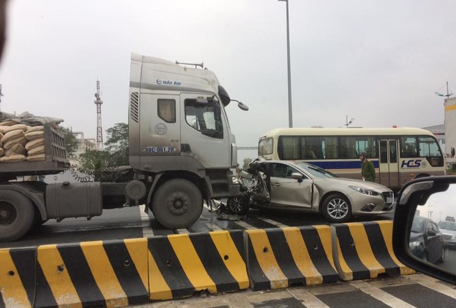 'Dính đòn' của xe đầu kéo, Mazda 3 biến hình kỳ quái Vụ tai nạn giao thông kể trên xảy ra vào khoảng 6h hôm nay, 20/2, tại khu vực đường Võ Nguyên Giáp, gần nhà ga T1, sân bay Nội Bài (huyện Sóc Sơn, TP Hà Nội).