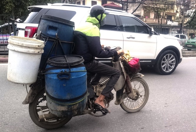 Thu hồi 2,5 triệu xe máy quá đát, cách nào? Xe máy cũ nát không có BKS lưu thông trên đường Giải Phóng (Hà Nội). Ảnh: Thanh Hà