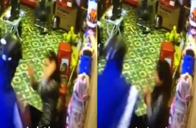 Khách rút dao chém liên tiếp chủ cửa hàng Ảnh cắt từ video.