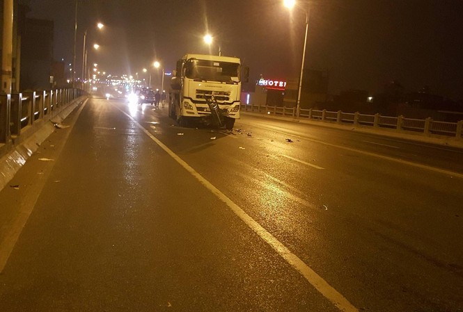 Ba thanh niên đi xe máy tử vong sau cú 'đấu đầu' xe bồn Hiện trường vụ tai nạn. Ảnh: Otofun
