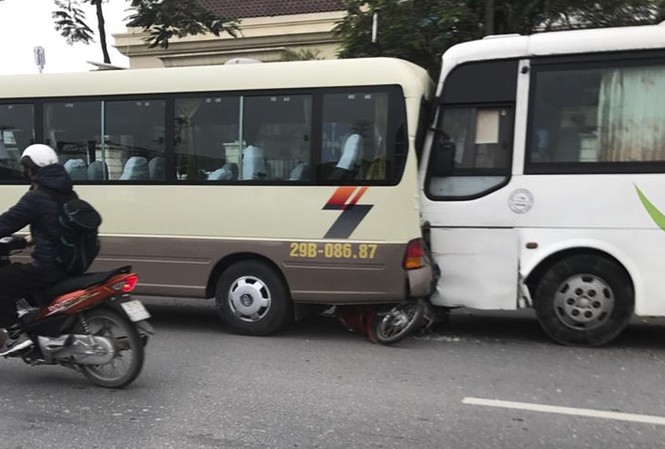 Xe đưa tang đâm hàng loạt ô tô, 1 người tử vong Hiện trường vụ tai nạn.