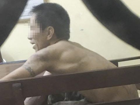 Khống chế đối tượng nghi ngáo đá xông vào nhà dân cố thủ Đối tượng nghi ngáo đá bị khống chế. Ảnh do gia đình ông T. chụp lại.